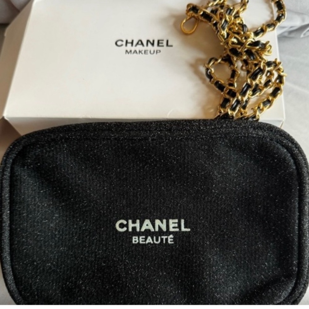 Chanel beauty bag with unbranded chain. Use as a crossbody or shoulder bag🔥🔥🔥